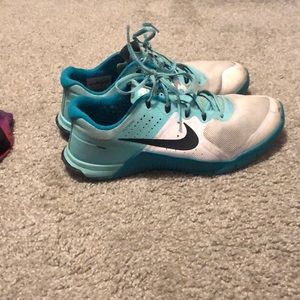 Women’s Nike met cons